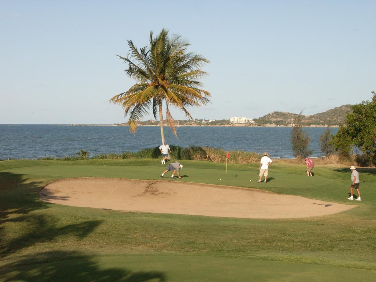 Coral Cove Apartments - Absolute Beachfront Resort Bowen Kültér fotó