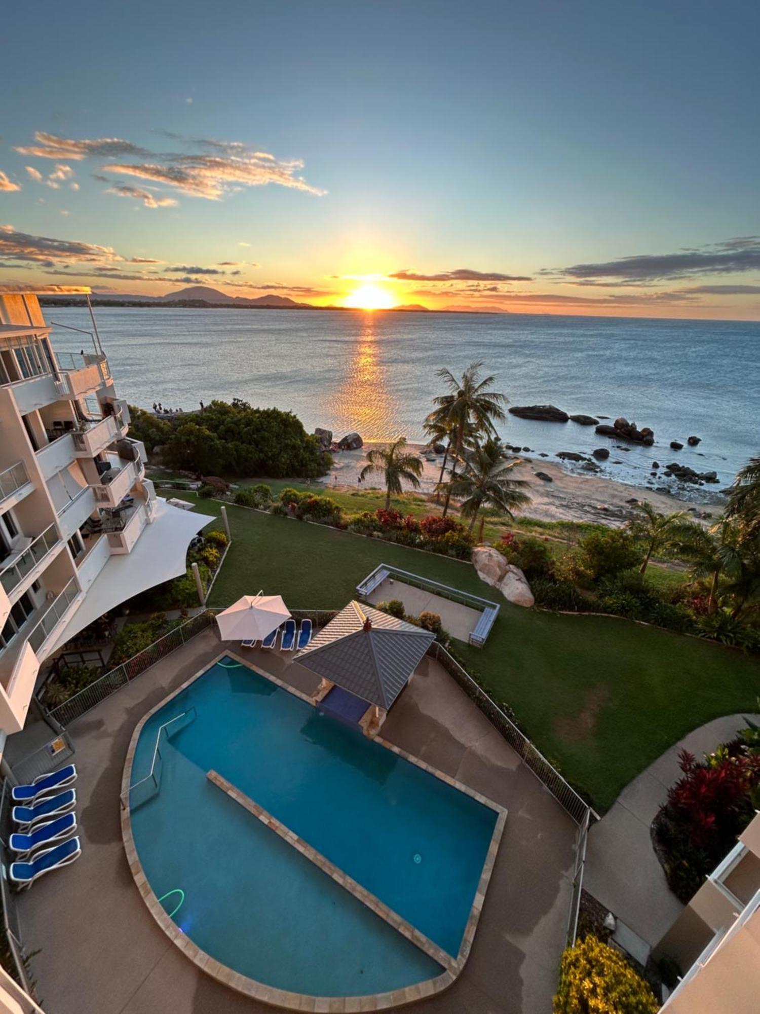 Coral Cove Apartments - Absolute Beachfront Resort Bowen Kültér fotó