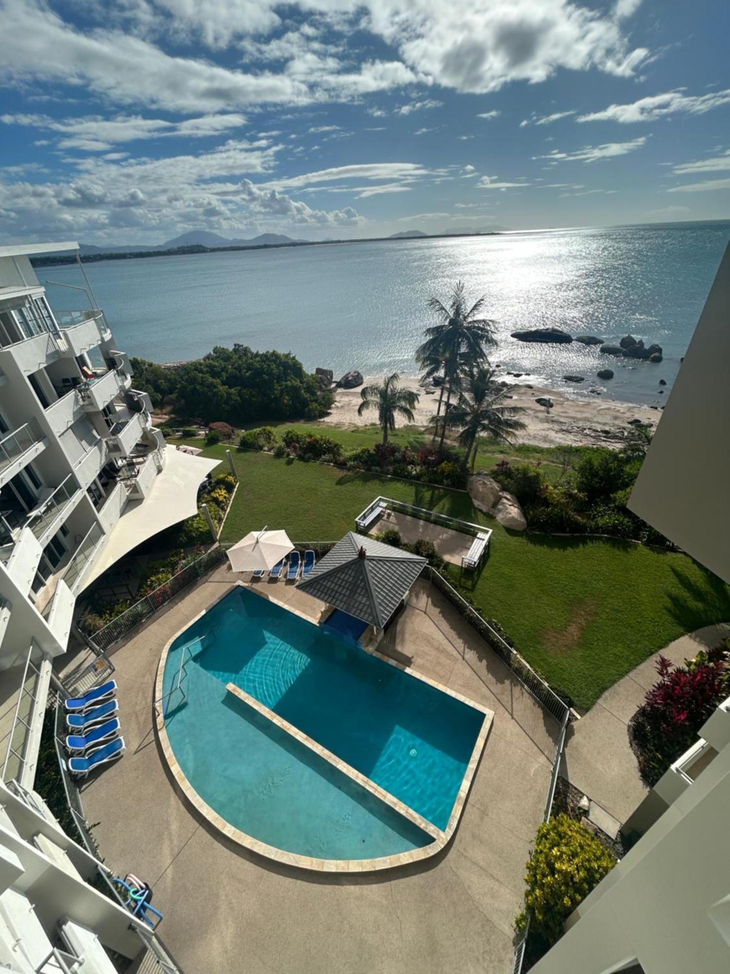 Coral Cove Apartments - Absolute Beachfront Resort Bowen Kültér fotó