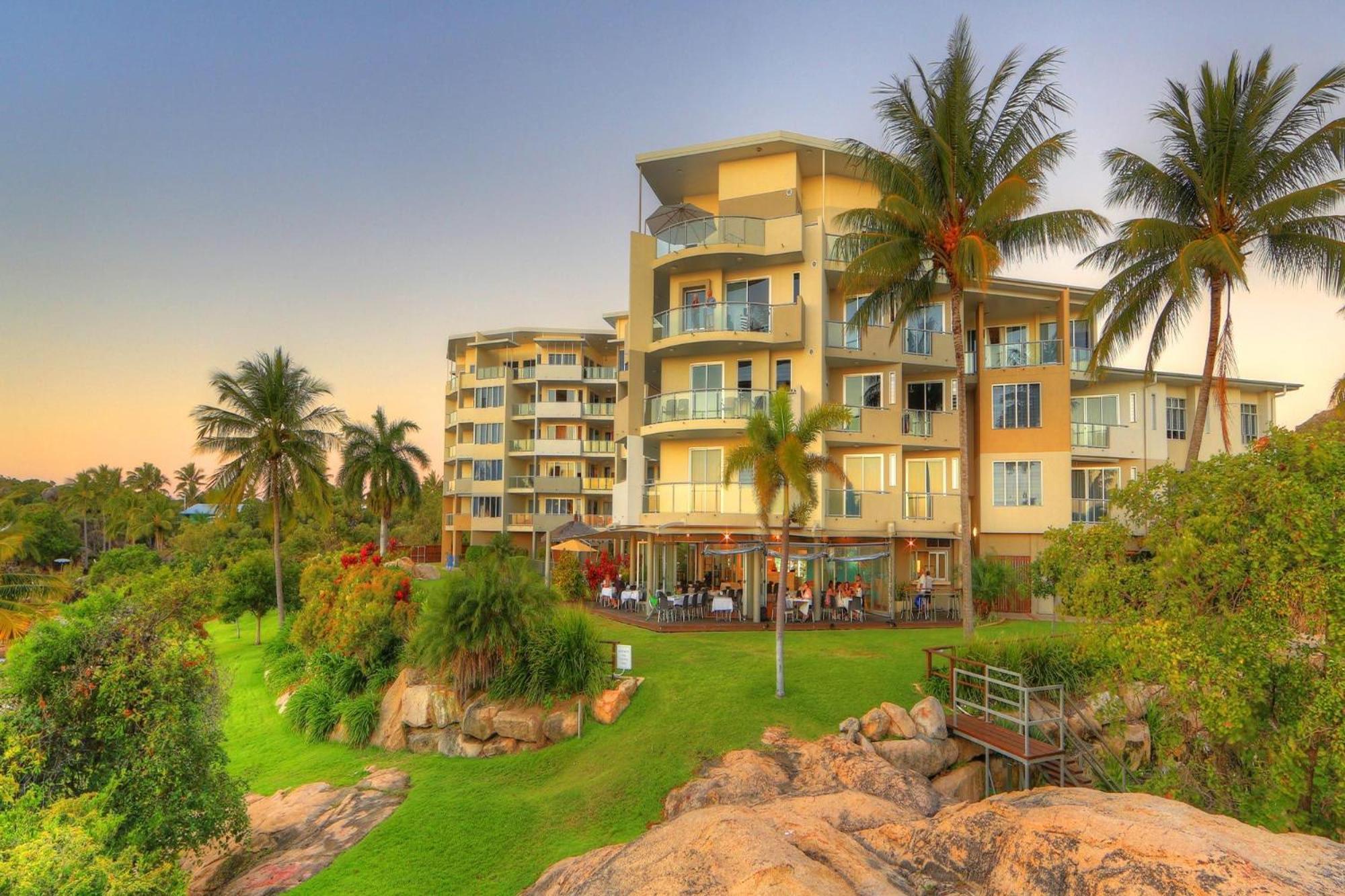 Coral Cove Apartments - Absolute Beachfront Resort Bowen Kültér fotó