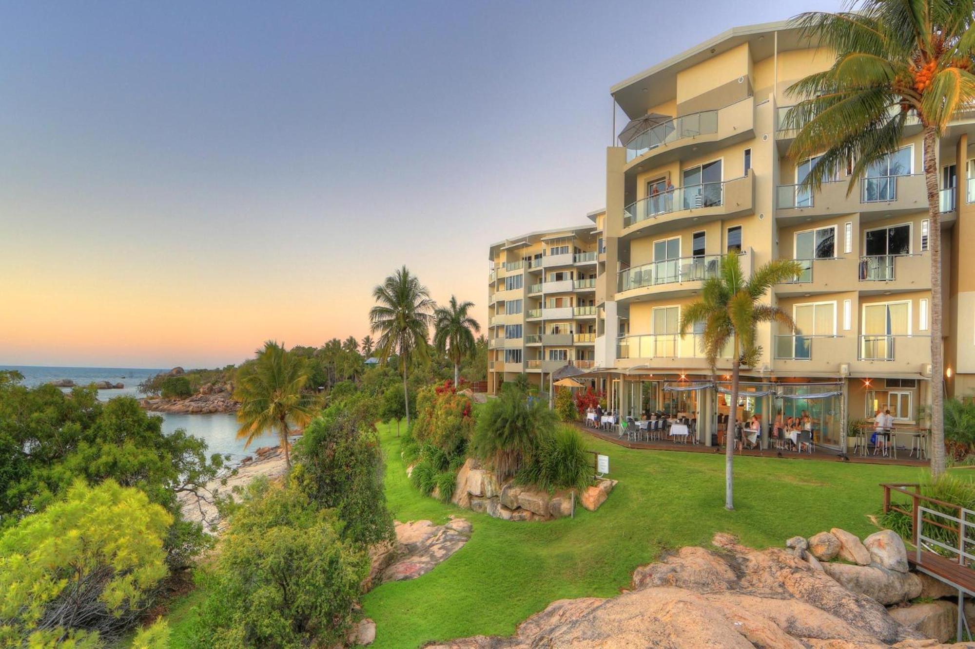 Coral Cove Apartments - Absolute Beachfront Resort Bowen Kültér fotó