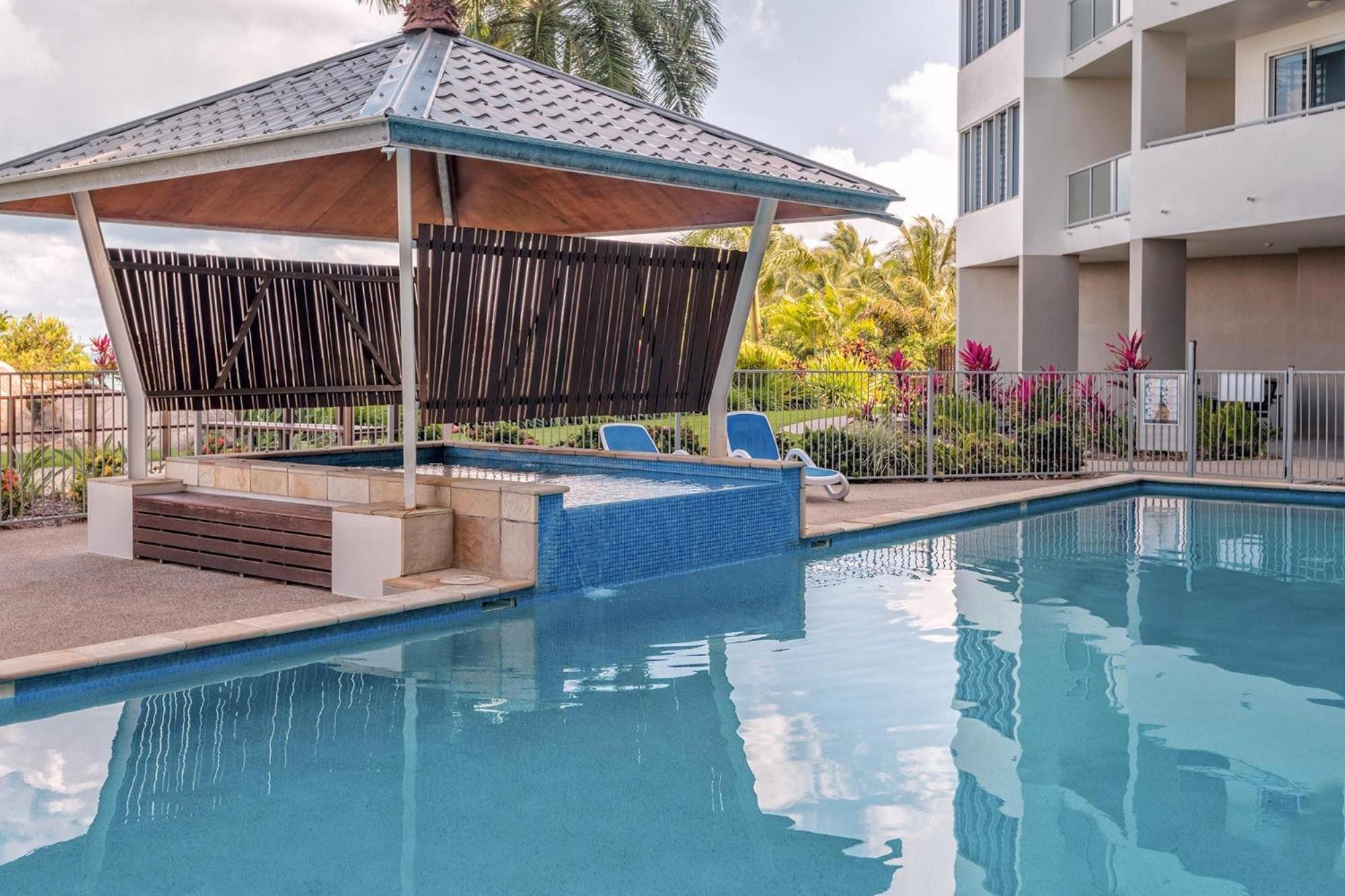 Coral Cove Apartments - Absolute Beachfront Resort Bowen Kültér fotó