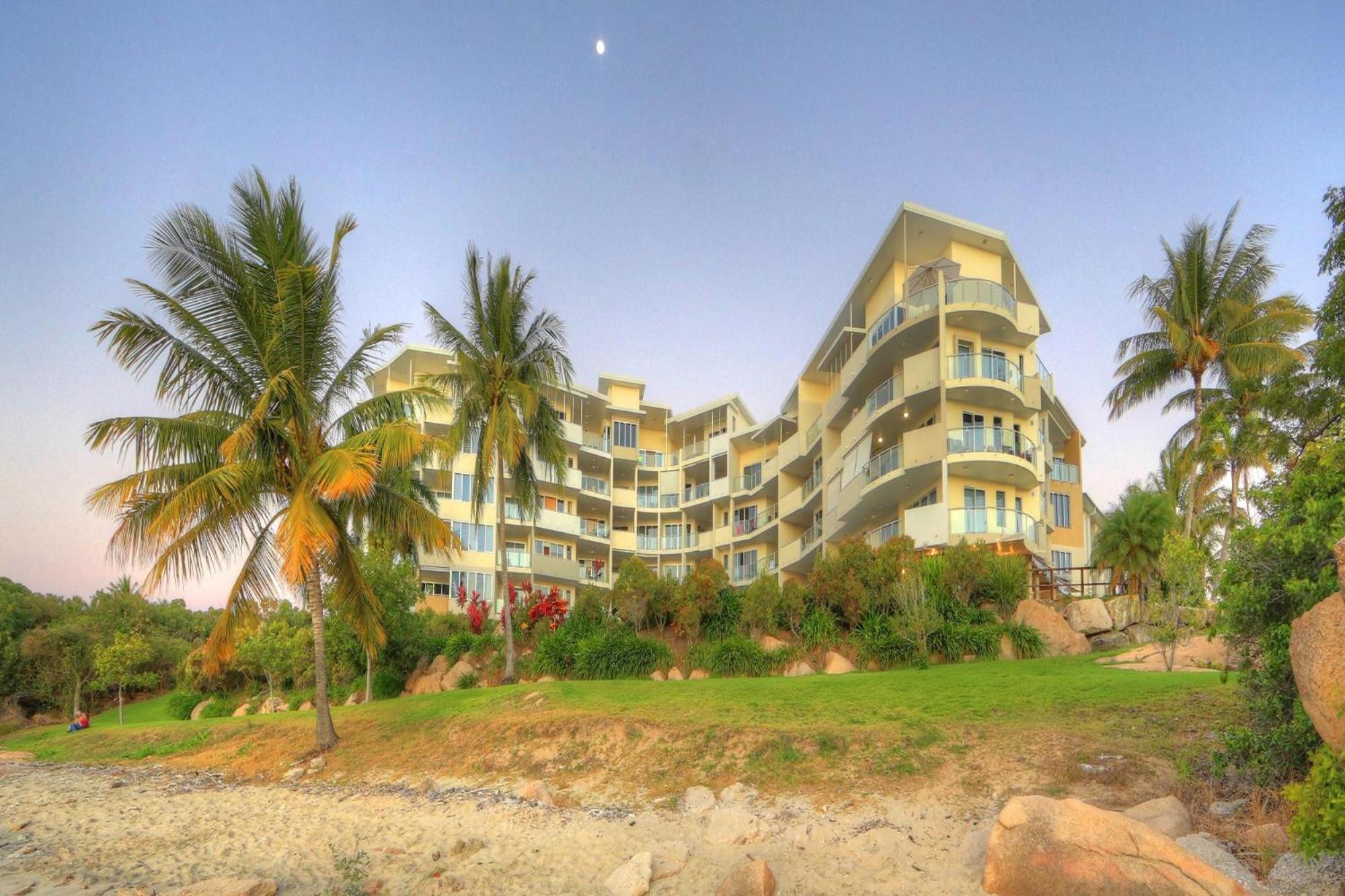 Coral Cove Apartments - Absolute Beachfront Resort Bowen Kültér fotó