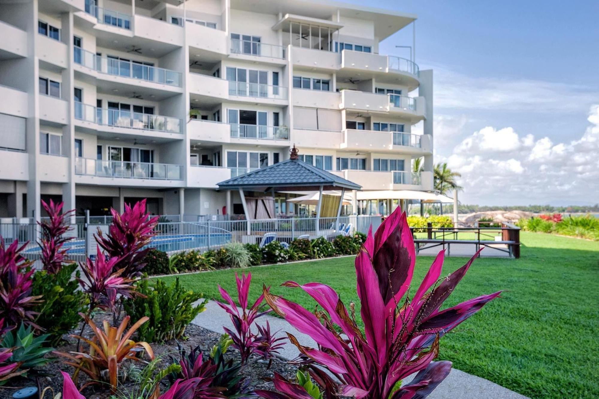 Coral Cove Apartments - Absolute Beachfront Resort Bowen Kültér fotó
