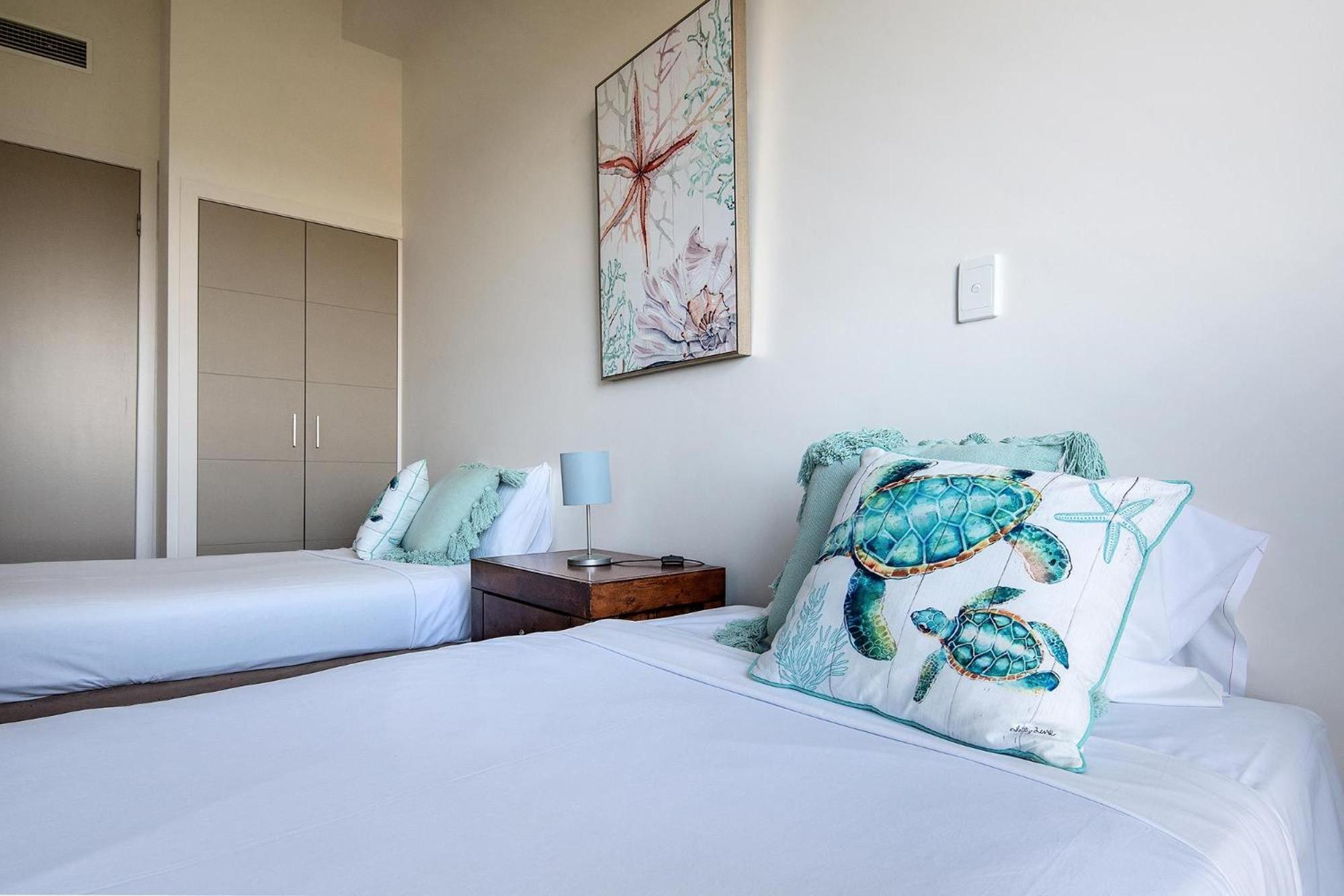 Coral Cove Apartments - Absolute Beachfront Resort Bowen Kültér fotó