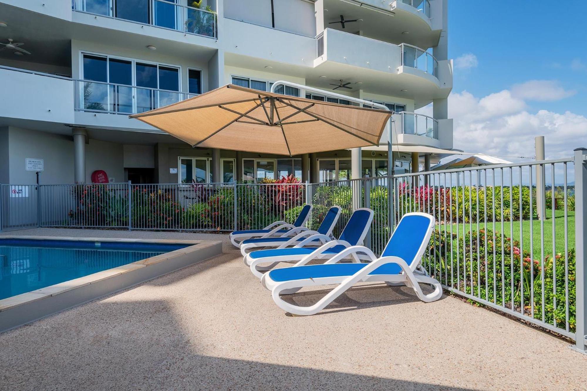 Coral Cove Apartments - Absolute Beachfront Resort Bowen Kültér fotó