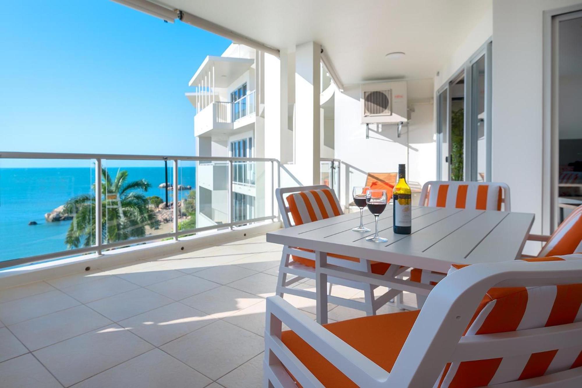 Coral Cove Apartments - Absolute Beachfront Resort Bowen Kültér fotó