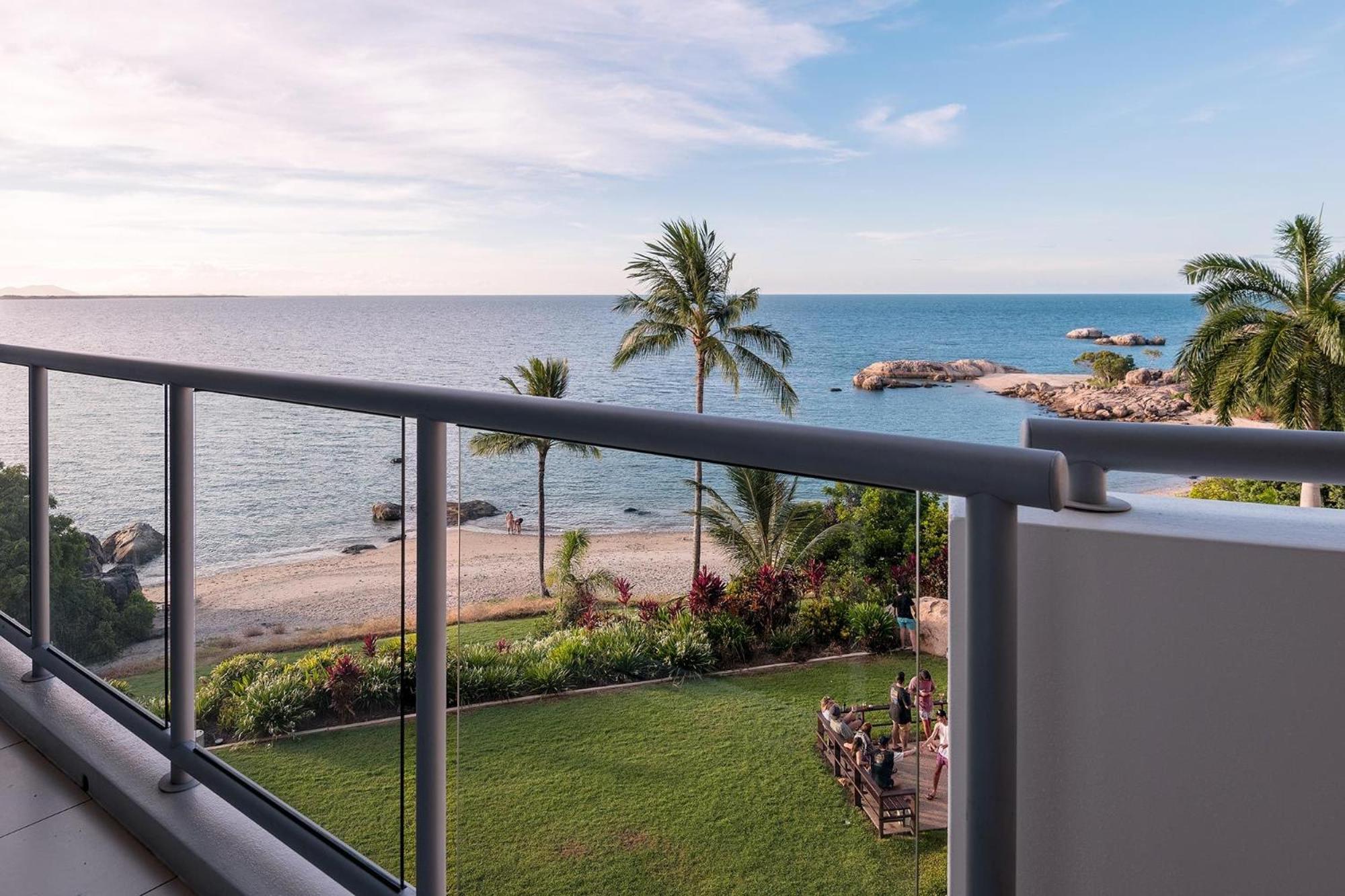 Coral Cove Apartments - Absolute Beachfront Resort Bowen Kültér fotó