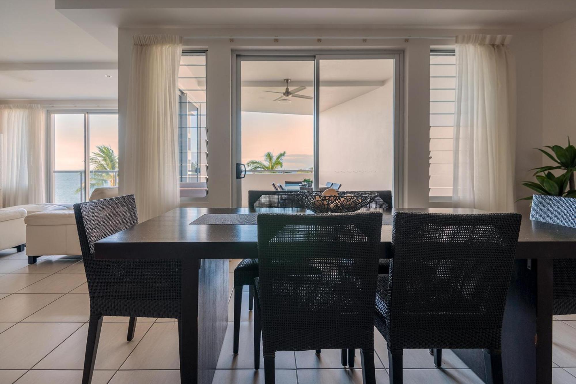 Coral Cove Apartments - Absolute Beachfront Resort Bowen Kültér fotó