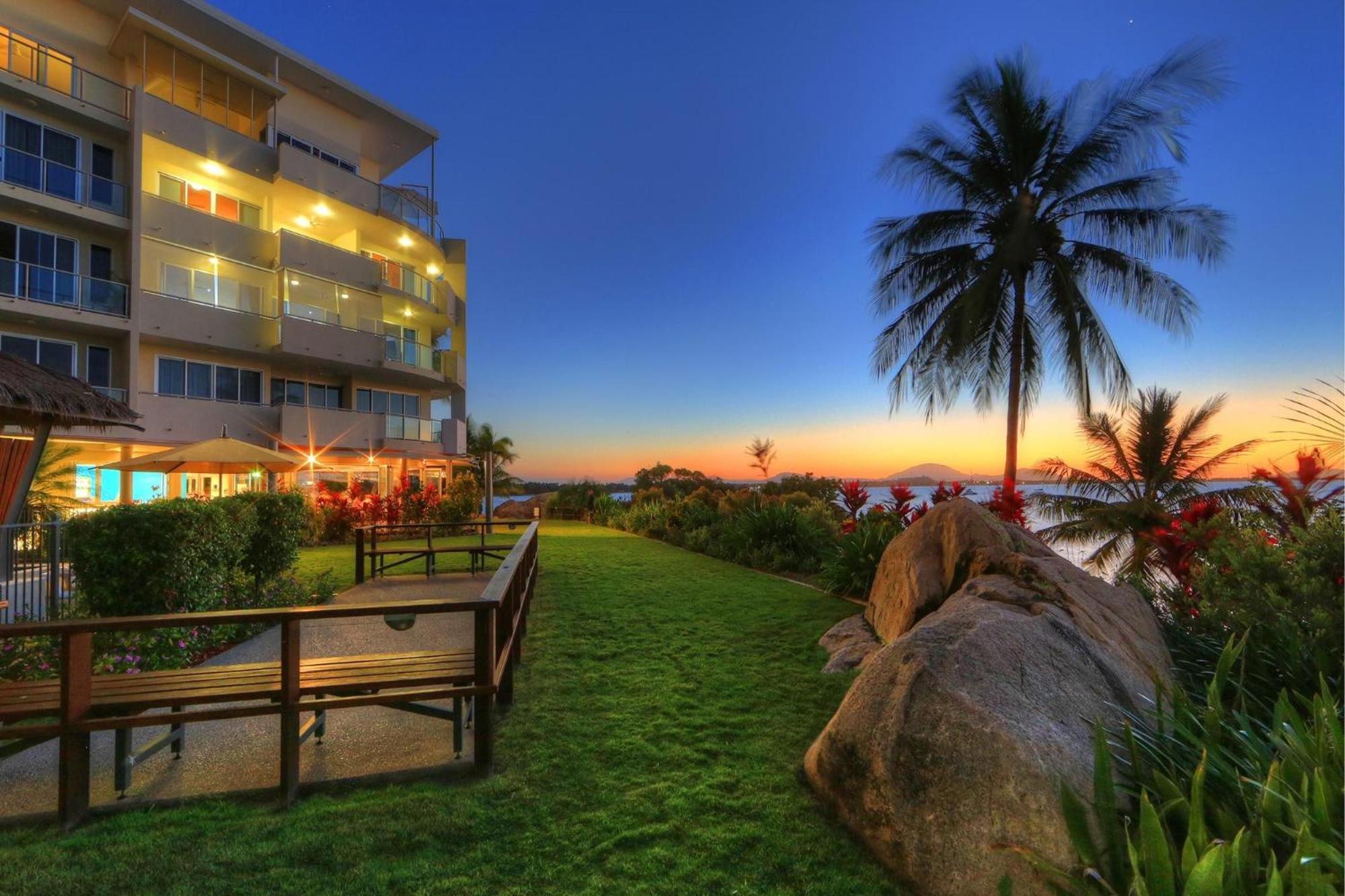 Coral Cove Apartments - Absolute Beachfront Resort Bowen Kültér fotó