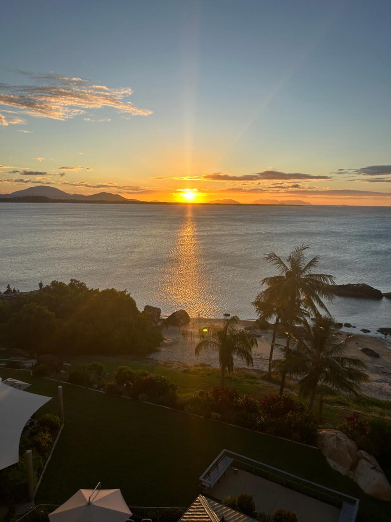 Coral Cove Apartments - Absolute Beachfront Resort Bowen Kültér fotó