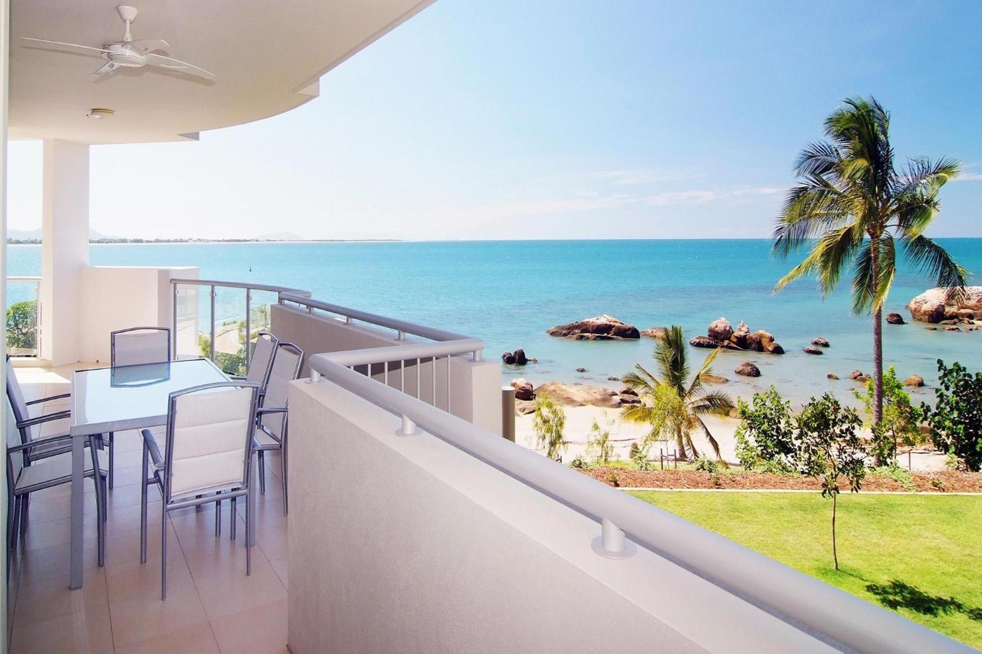 Coral Cove Apartments - Absolute Beachfront Resort Bowen Kültér fotó