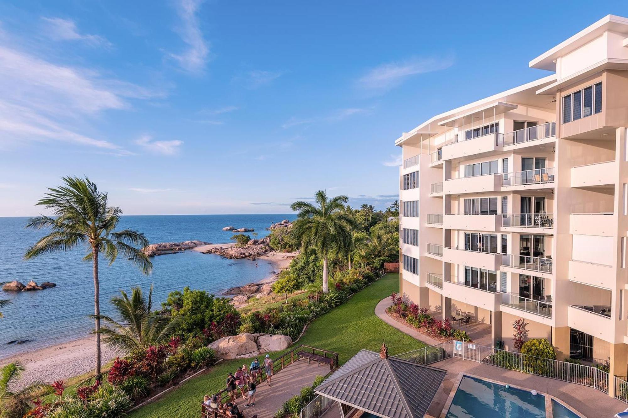 Coral Cove Apartments - Absolute Beachfront Resort Bowen Kültér fotó