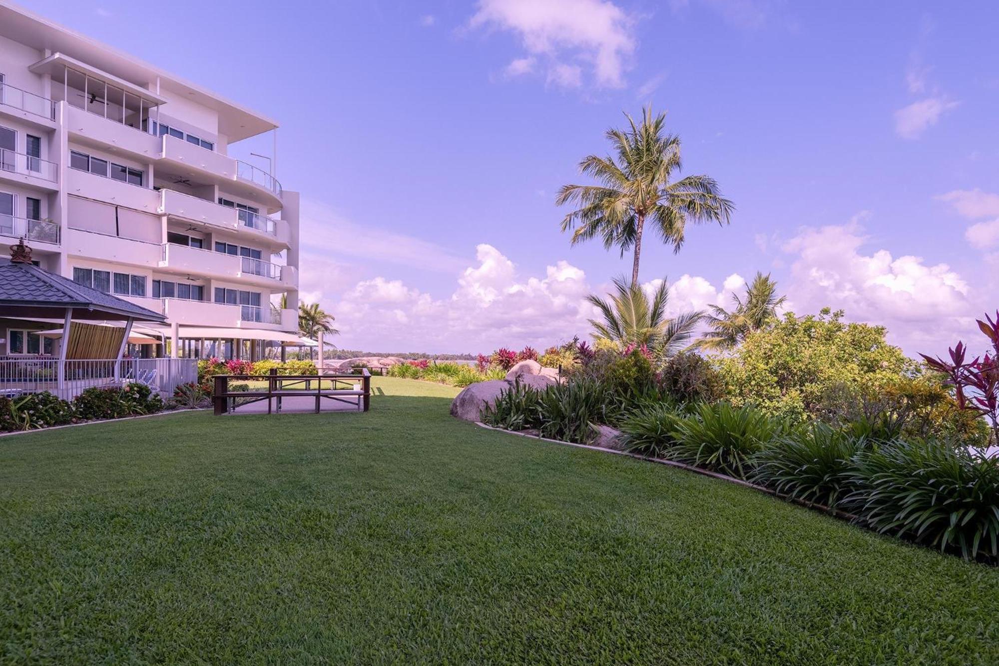 Coral Cove Apartments - Absolute Beachfront Resort Bowen Kültér fotó