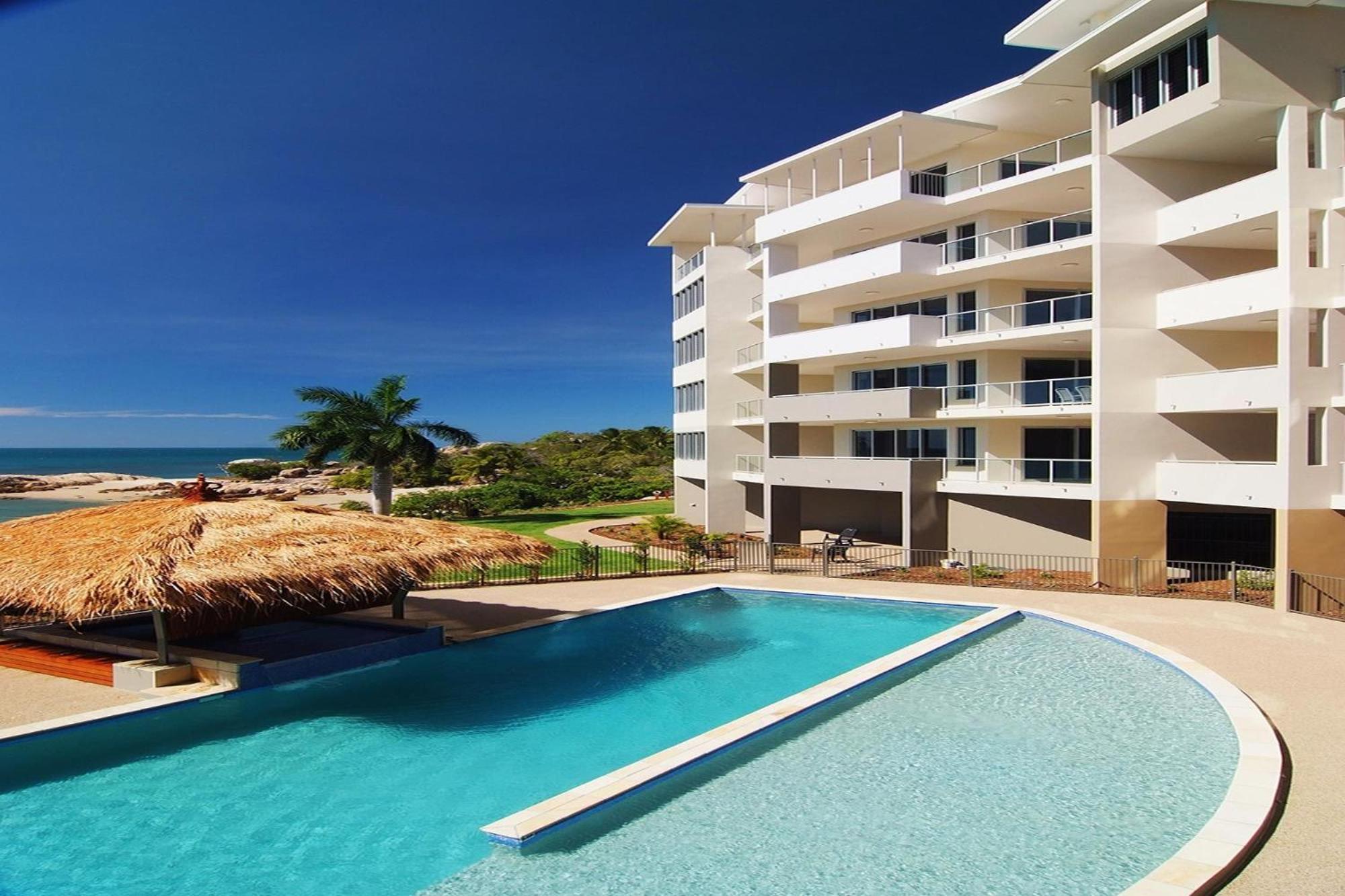 Coral Cove Apartments - Absolute Beachfront Resort Bowen Kültér fotó