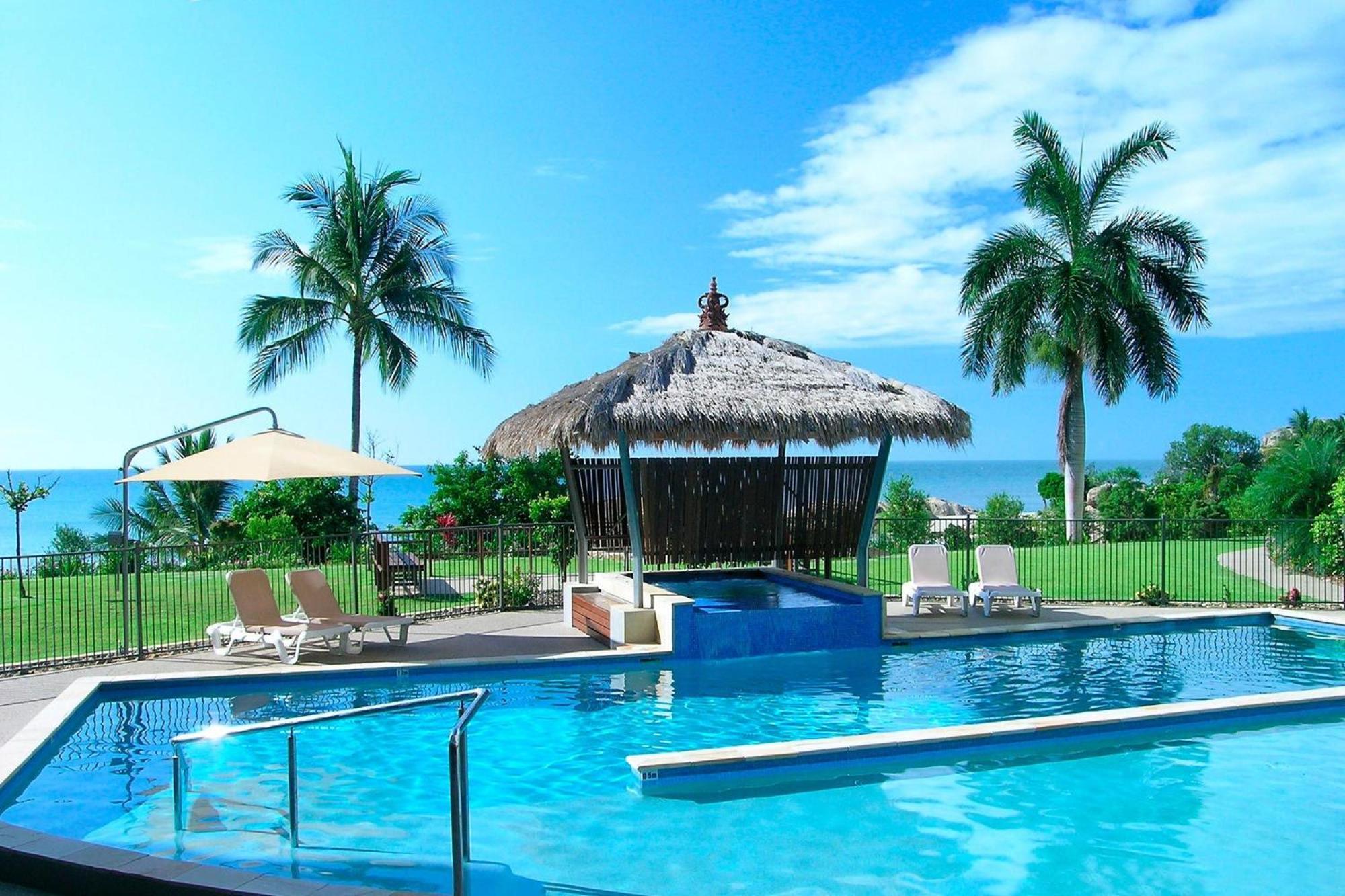 Coral Cove Apartments - Absolute Beachfront Resort Bowen Kültér fotó