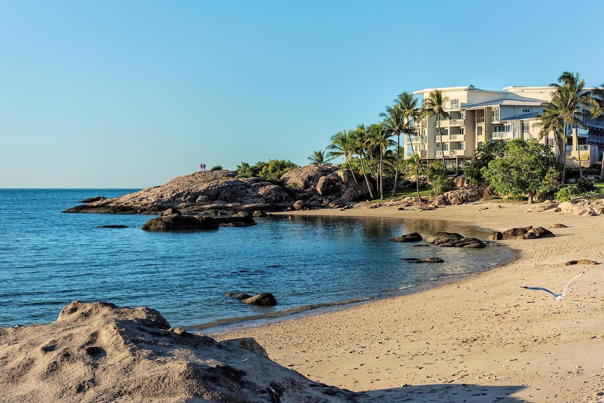 Coral Cove Apartments - Absolute Beachfront Resort Bowen Kültér fotó