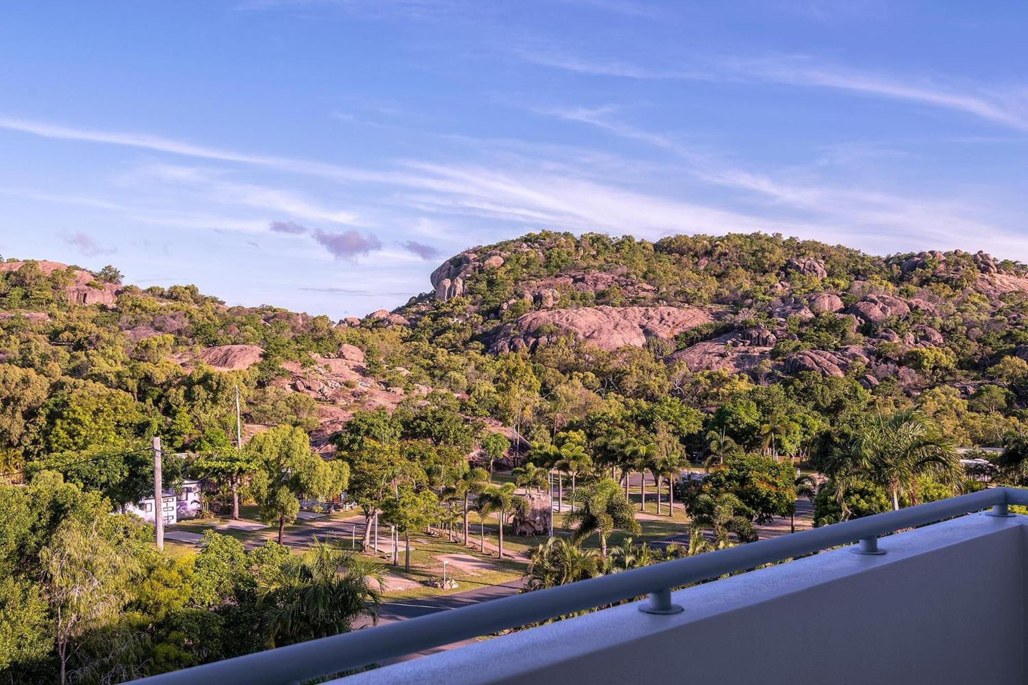 Coral Cove Apartments - Absolute Beachfront Resort Bowen Kültér fotó