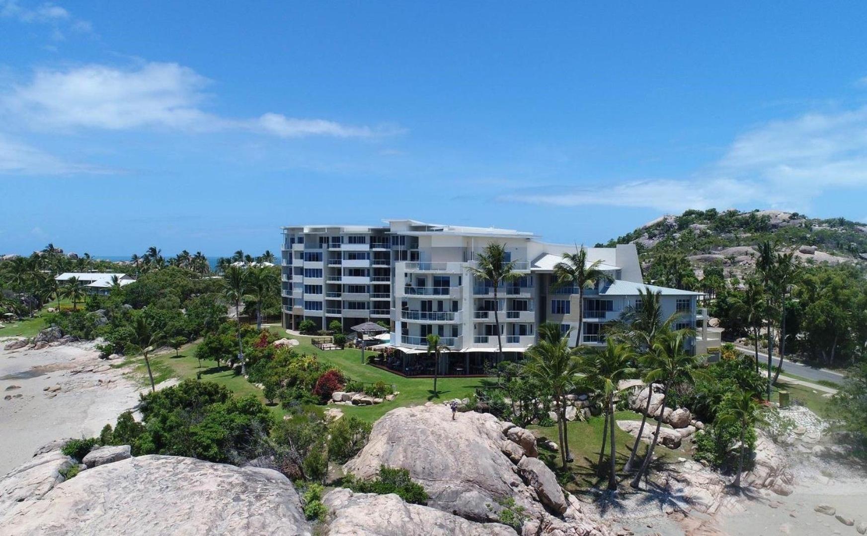 Coral Cove Apartments - Absolute Beachfront Resort Bowen Kültér fotó